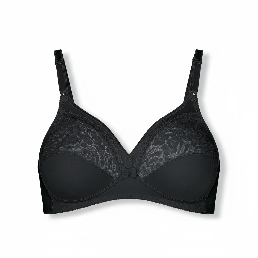 Zwarte Triumph Formfit bh zonder beugel met kanten details, verkrijgbaar bij Bramanta voor optimaal draagcomfort.