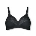 Zwarte Triumph Formfit bh zonder beugel met kanten details, verkrijgbaar bij Bramanta voor optimaal draagcomfort.