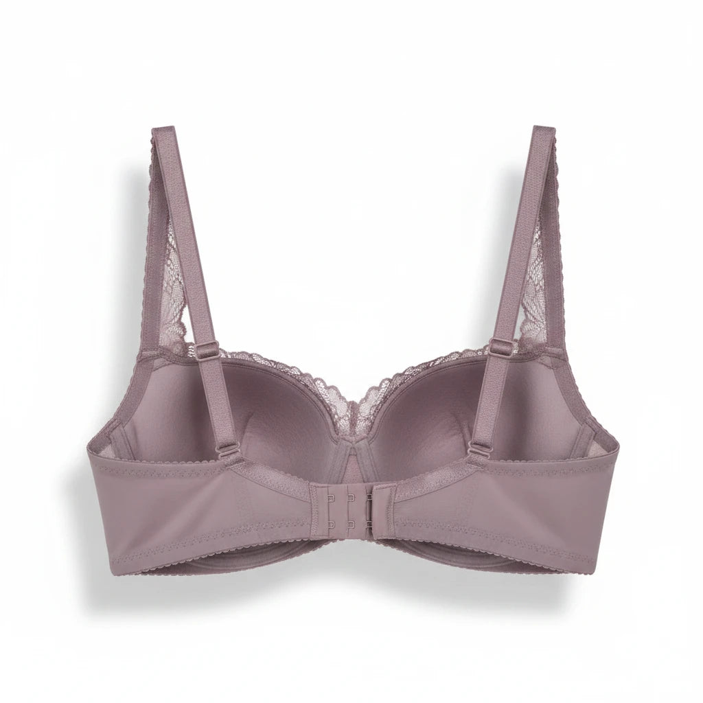 Achterkant van een taupekleurige Triumph Body Make-Up Illusion Lace balconette-bh met kanten details bij Bramanta.